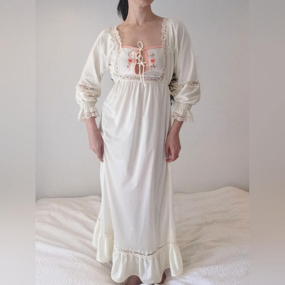 Medium Vintage embroidered boho nightgown, romantic full length lingerie - Picture 3 of 6
